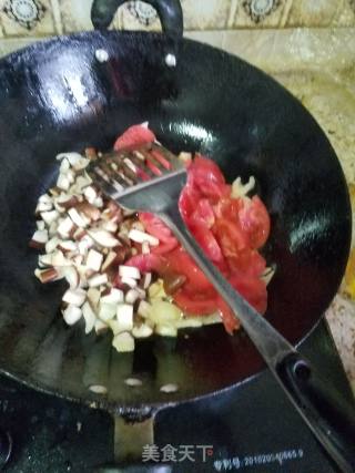茄汁鸡蛋香菇捞面的做法步骤：5