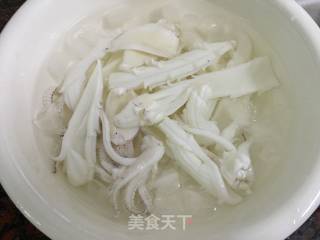韭菜花炒鱿鱼的做法步骤：6