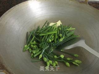 韭菜花炒鱿鱼的做法步骤：8