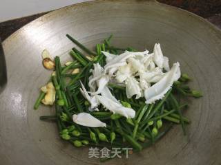 韭菜花炒鱿鱼的做法步骤：9