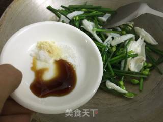 韭菜花炒鱿鱼的做法步骤：10