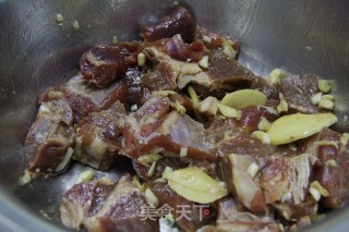 黑椒牛肉粒的做法步骤：2