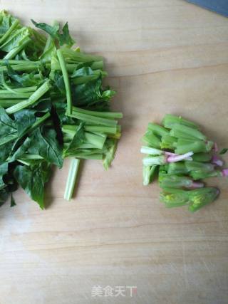 核桃仁拌菠菜的做法步骤：2