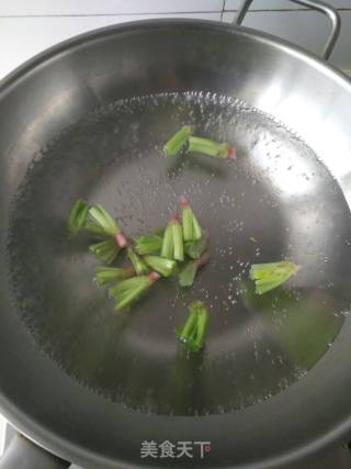 核桃仁拌菠菜的做法步骤：3