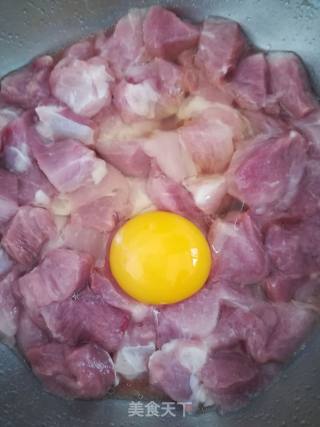 甜酸肉的做法步骤：2