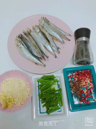 避风塘多春鱼的做法步骤：1