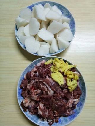 萝卜牛腩煲的做法步骤：1
