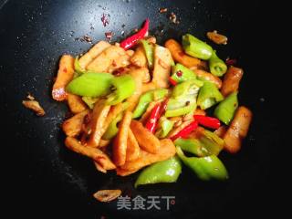 青椒炒甜不辣的做法步骤：11