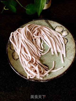 紫甘蓝汁鸡蛋酱手擀面的做法步骤：8