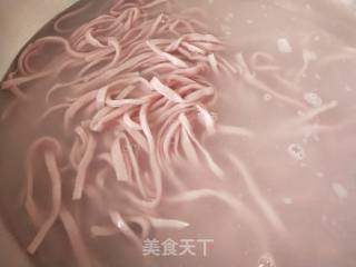 紫甘蓝汁鸡蛋酱手擀面的做法步骤：12