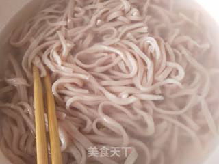 紫甘蓝汁鸡蛋酱手擀面的做法步骤：13