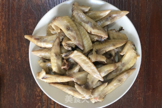 麻辣鸡翅尖的做法步骤：1