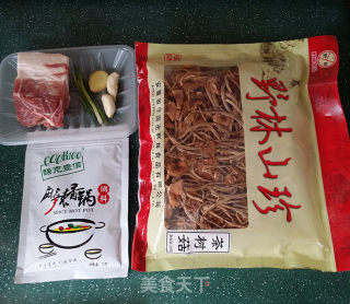 麻辣茶树菇干锅的做法步骤：1