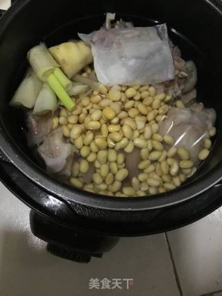 黄豆猪脚汤的做法步骤：4