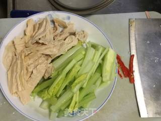 腐竹木耳炒芹菜的做法步骤：2