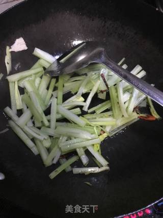 腐竹木耳炒芹菜的做法步骤：4