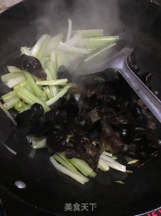 腐竹木耳炒芹菜的做法步骤：5