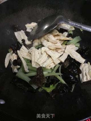 腐竹木耳炒芹菜的做法步骤：6