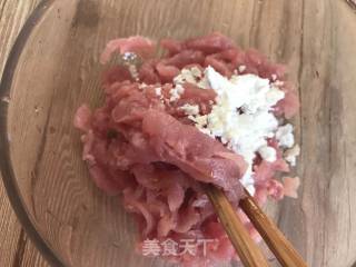 菠菜梗炒肉的做法步骤：3