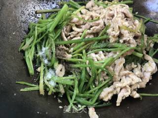 菠菜梗炒肉的做法步骤：13