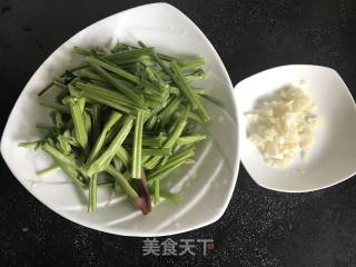 蒜香菠菜梗的做法步骤：1