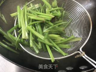 蒜香菠菜梗的做法步骤：3