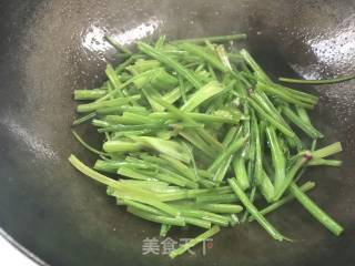 蒜香菠菜梗的做法步骤：5