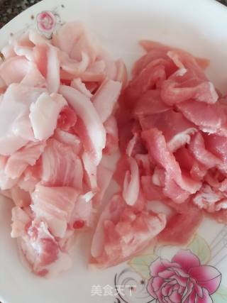 猪肉炒黄豆芽的做法步骤：1