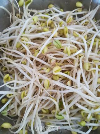 猪肉炒黄豆芽的做法步骤：2