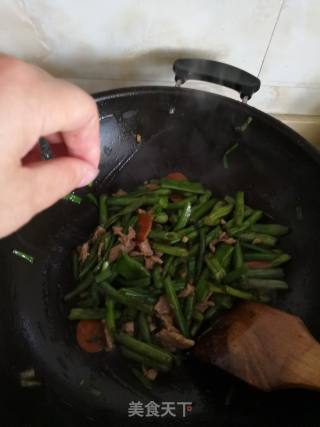 简约版肉丁炒四季豆的做法步骤：7