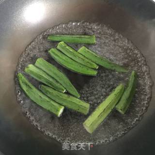 秋葵炒蛋的做法步骤：2