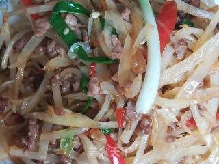 土豆丝炒牛肉的做法步骤：1