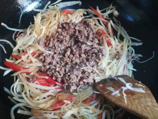 土豆丝炒牛肉的做法步骤：9