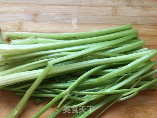 清炒芹菜的做法步骤：2