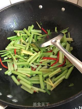 清炒芹菜的做法步骤：5