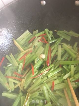 清炒芹菜的做法步骤：6