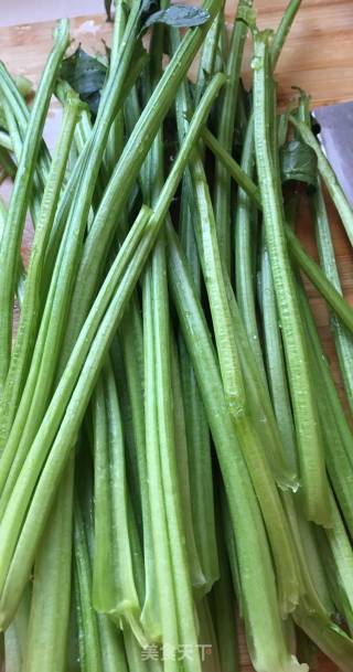 菠菜炒鸡蛋的做法步骤：1