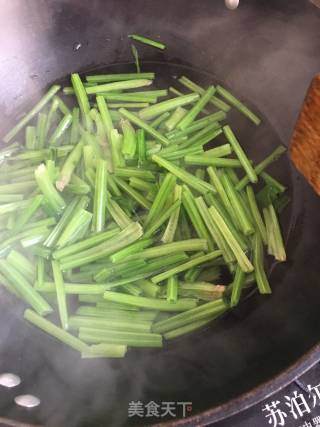 菠菜炒鸡蛋的做法步骤：2