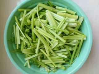 山芹炒虾仁的做法步骤：1
