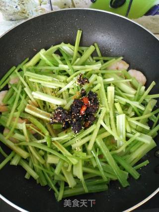 山芹炒虾仁的做法步骤：6