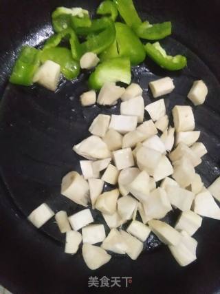 鸡腿菇炒鸡腿丁的做法步骤：3