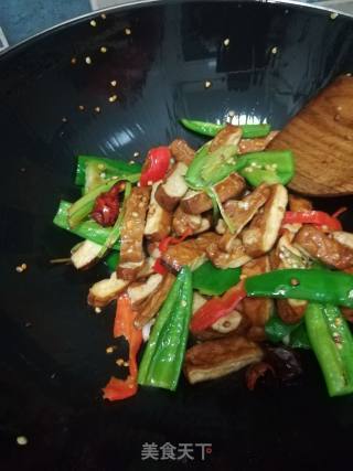 尖椒炒香干的做法步骤：3