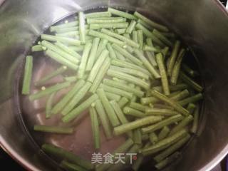 芝麻酱拌荆芥豆角的做法步骤：2