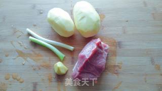 土豆烧肉块的做法步骤：1