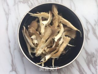 软炸鲜蘑的做法步骤：1