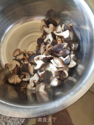 不一样的搭配～鸡腿香菇炖豆腐的做法步骤：1