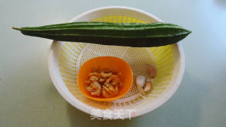 虾米炒丝瓜的做法步骤：1