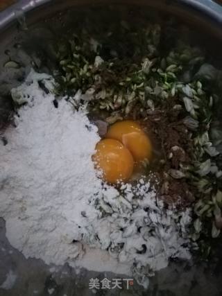 槐花饼的做法步骤：3