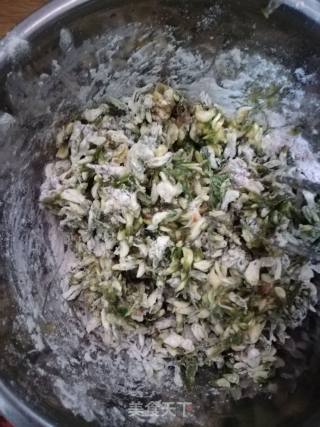 槐花饼的做法步骤：4