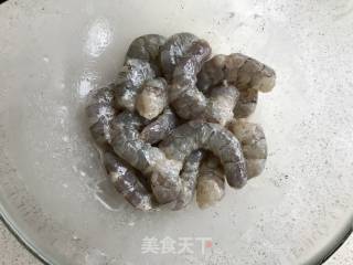 咸蛋黄焗虾仁的做法步骤：1